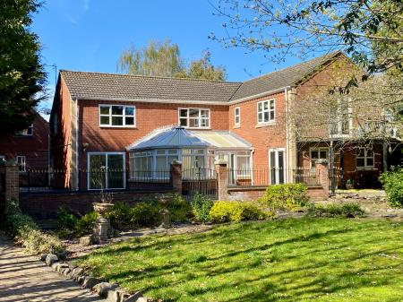 6 bedroom Detached house for sale in Manthorpe Road, Grantham, Grantham, NG31