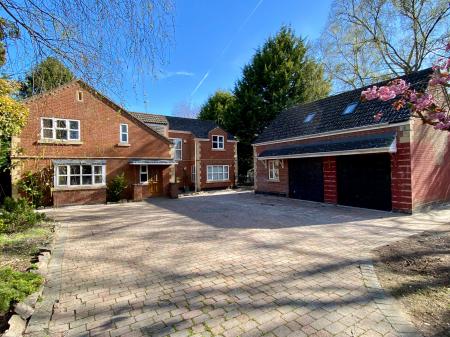 6 bedroom Detached house for sale in Manthorpe Road, Grantham, Grantham, NG31