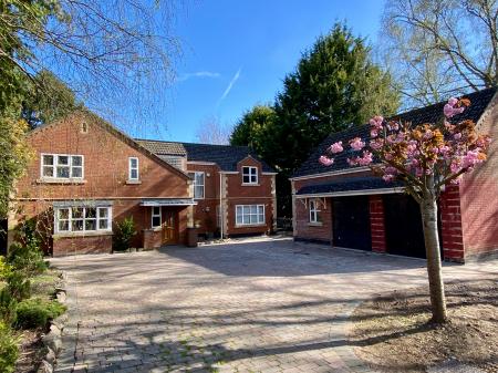 6 bedroom Detached house for sale in Manthorpe Road, Grantham, Grantham, NG31