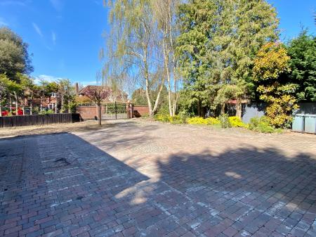 6 bedroom Detached house for sale in Manthorpe Road, Grantham, Grantham, NG31