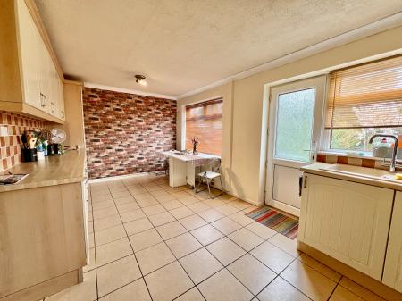 3 bedroom Semi-detached house for sale in Wroxall Drive, Grantham, Grantham, NG31