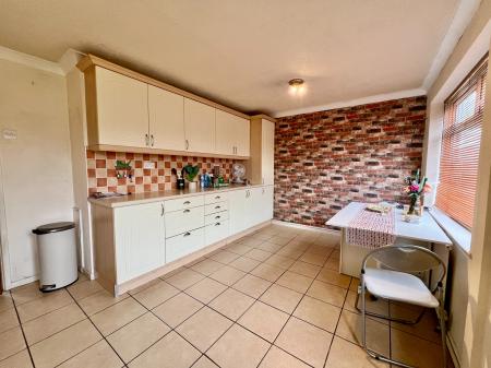 3 bedroom Semi-detached house for sale in Wroxall Drive, Grantham, Grantham, NG31