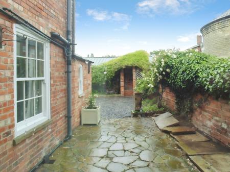 4 bedroom Town house for sale in 4 Barrowby Road, Grantham, NG31