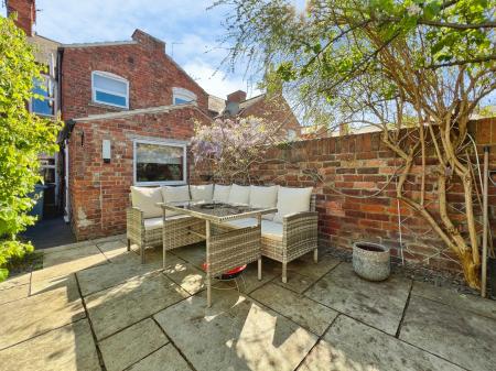 2 bedroom Terraced House for sale in Sidney Street, Grantham, NG31