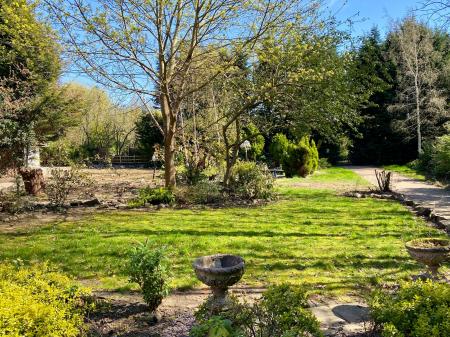 6 bedroom Detached house for sale in Manthorpe Road, Grantham, NG31