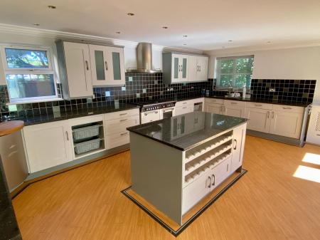 6 bedroom Detached house for sale in Manthorpe Road, Grantham, NG31