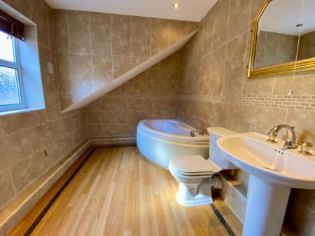 6 bedroom Detached house for sale in Manthorpe Road, Grantham, NG31