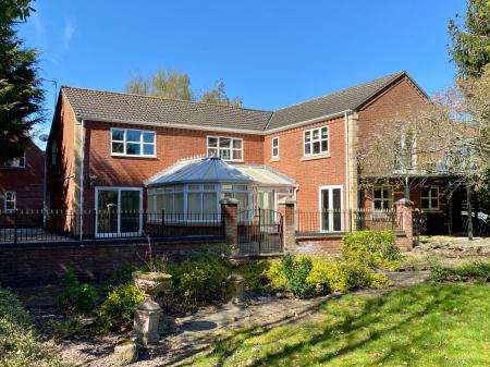 6 bedroom Detached house for sale in Manthorpe Road, Grantham, NG31
