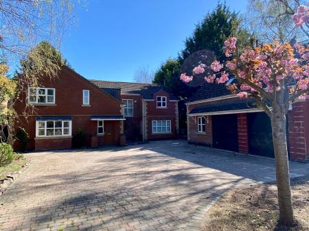 6 bedroom Detached house for sale in Manthorpe Road, Grantham, NG31