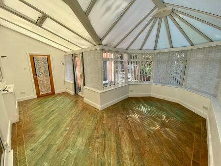 6 bedroom Detached house for sale in Manthorpe Road, Grantham, NG31