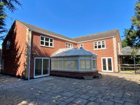 6 bedroom Detached house for sale in Manthorpe Road, Grantham, NG31