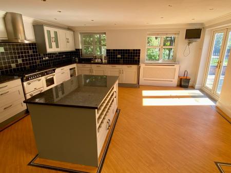 6 bedroom Detached house for sale in Manthorpe Road, Grantham, NG31