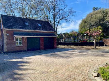 6 bedroom Detached house for sale in Manthorpe Road, Grantham, NG31