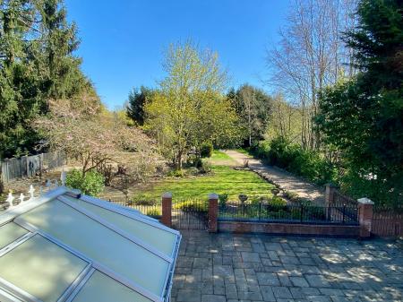 6 bedroom Detached house for sale in Manthorpe Road, Grantham, NG31