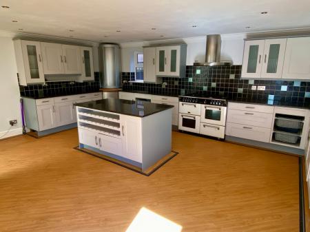 6 bedroom Detached house for sale in Manthorpe Road, Grantham, NG31