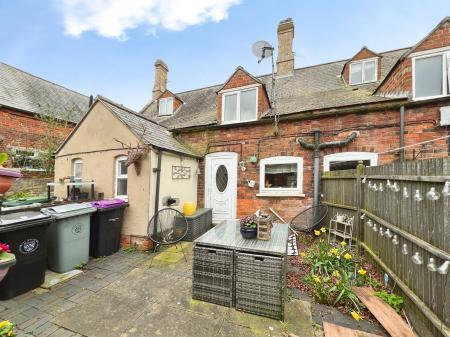 2 bedroom Terraced House for sale in High Road, Londonthorpe, NG31