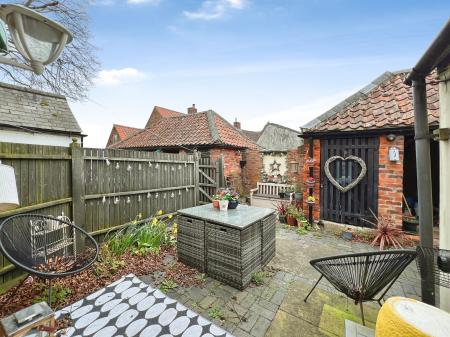 2 bedroom Terraced House for sale in High Road, Londonthorpe, NG31