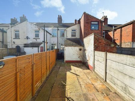 2 bedroom Terraced House for sale in New Street, Grantham, NG31