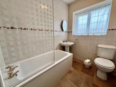 3 bedroom House for sale in Park Road, Allington, NG32