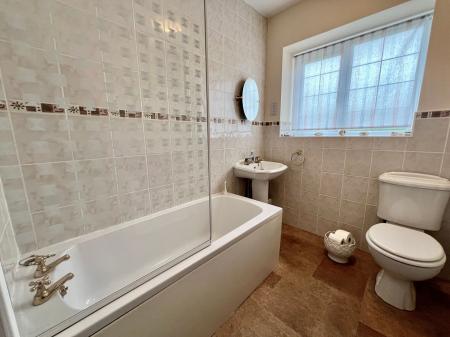 3 bedroom House for sale in Park Road, Allington, NG32