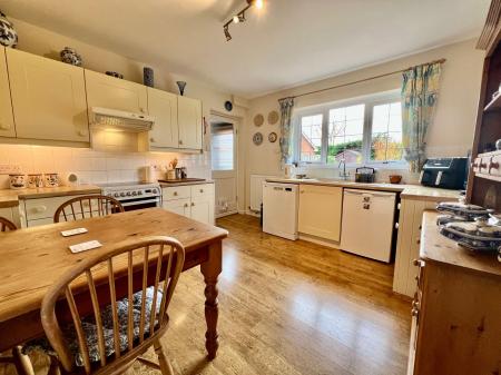 3 bedroom House for sale in Park Road, Allington, NG32