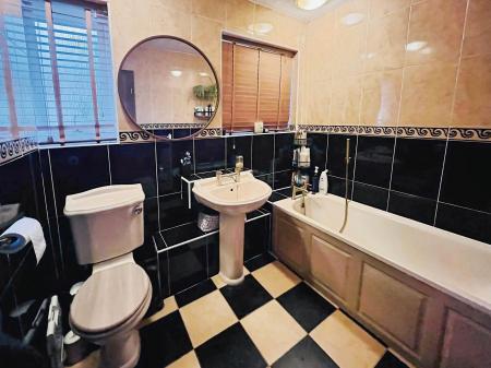 3 bedroom Semi-detached house for sale in Tennyson Avenue, Grantham, NG31