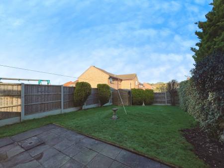 3 bedroom Semi-detached house for sale in Sunningdale, Grantham, NG31