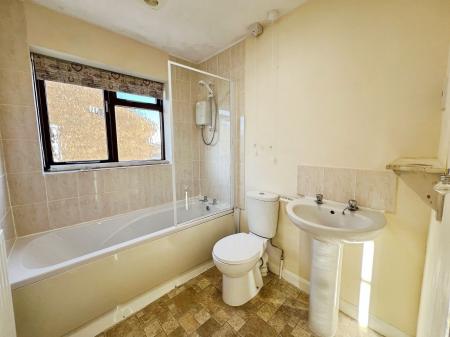 3 bedroom Semi-detached house for sale in Sunningdale, Grantham, NG31