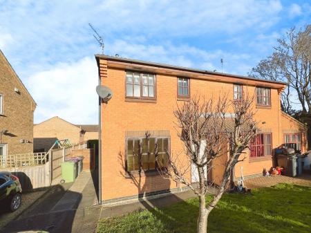 3 bedroom Semi-detached house for sale in Sunningdale, Grantham, NG31