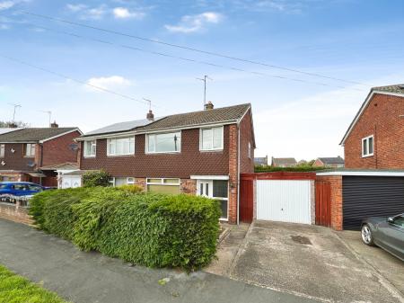 3 bedroom Semi-detached house for sale in Wroxall Drive, Grantham, NG31