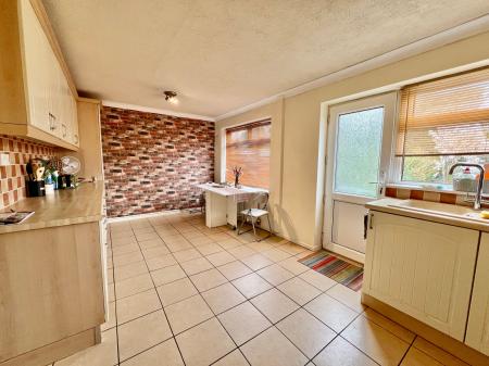 3 bedroom Semi-detached house for sale in Wroxall Drive, Grantham, NG31