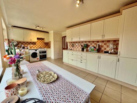 3 bedroom Semi-detached house for sale in Wroxall Drive, Grantham, NG31