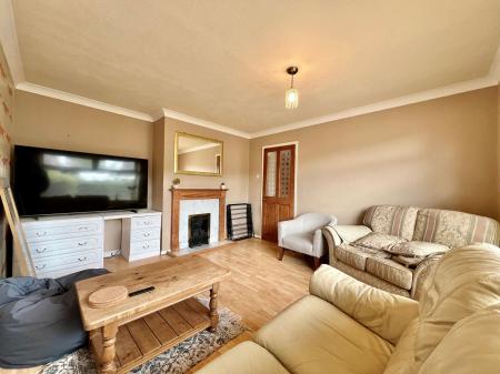 3 bedroom Semi-detached house for sale in Wroxall Drive, Grantham, NG31