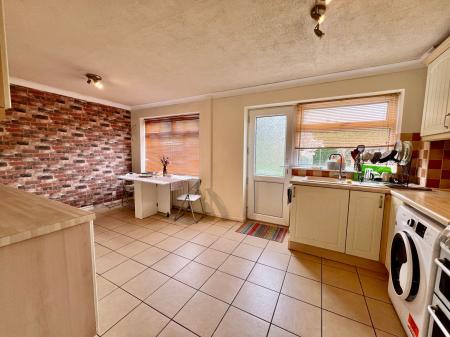 3 bedroom Semi-detached house for sale in Wroxall Drive, Grantham, NG31