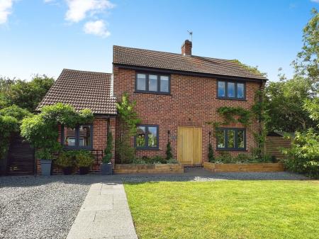 4 bedroom Detached house for sale in SOLD BY NEWTON FALLOWELL - Meadows Close, Long Bennington