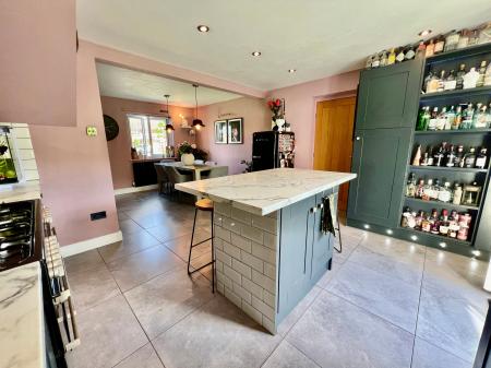 4 bedroom Detached house for sale in SOLD BY NEWTON FALLOWELL - Meadows Close, Long Bennington