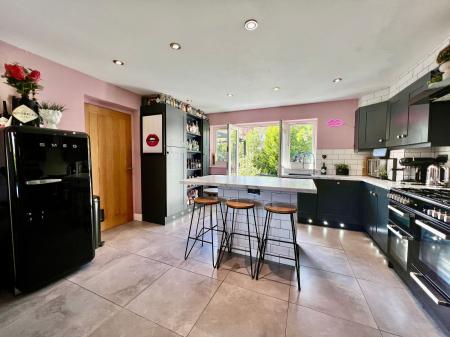 4 bedroom Detached house for sale in SOLD BY NEWTON FALLOWELL - Meadows Close, Long Bennington