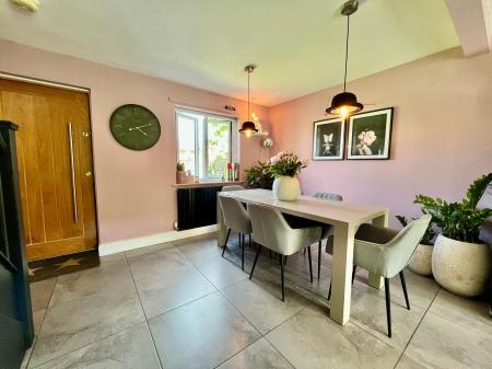 4 bedroom Detached house for sale in SOLD BY NEWTON FALLOWELL - Meadows Close, Long Bennington