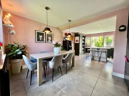 4 bedroom Detached house for sale in SOLD BY NEWTON FALLOWELL - Meadows Close, Long Bennington