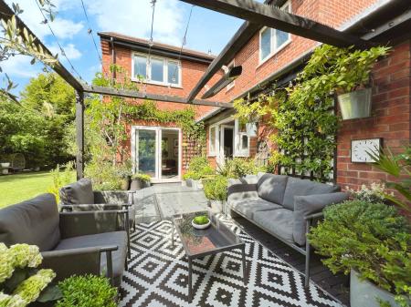 4 bedroom Detached house for sale in SOLD BY NEWTON FALLOWELL - Meadows Close, Long Bennington