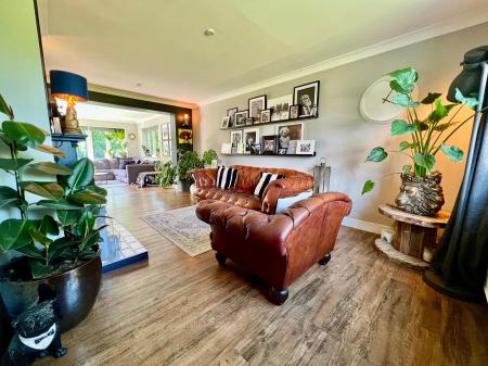 4 bedroom Detached house for sale in SOLD BY NEWTON FALLOWELL - Meadows Close, Long Bennington