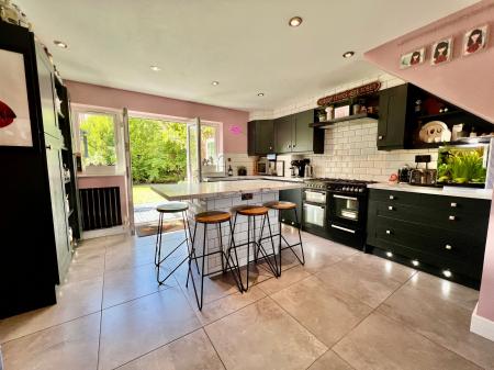 4 bedroom Detached house for sale in SOLD BY NEWTON FALLOWELL - Meadows Close, Long Bennington