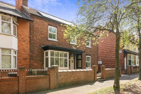 4 bedroom Semi-detached house for sale in South Parade, Grantham, NG31