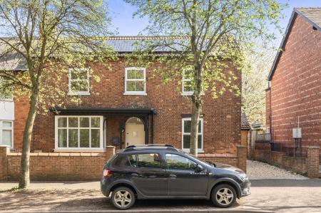 4 bedroom Semi-detached house for sale in South Parade, Grantham, NG31