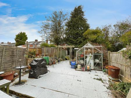 2 bedroom Terraced House for sale in Cowes Road, Grantham, NG31
