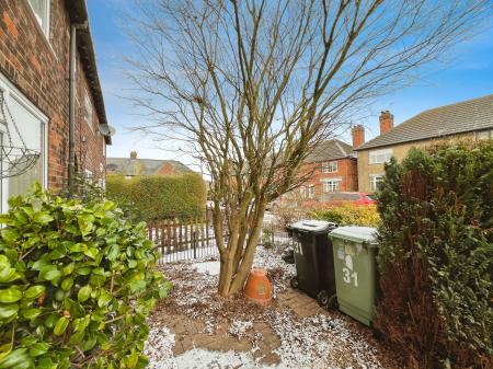 2 bedroom Terraced House for sale in Cowes Road, Grantham, NG31