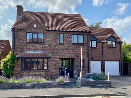 4 bedroom Detached house for sale in Bennington Close, Long Bennington, NG23