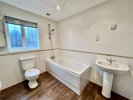 4 bedroom Detached house for sale in Bennington Close, Long Bennington, NG23