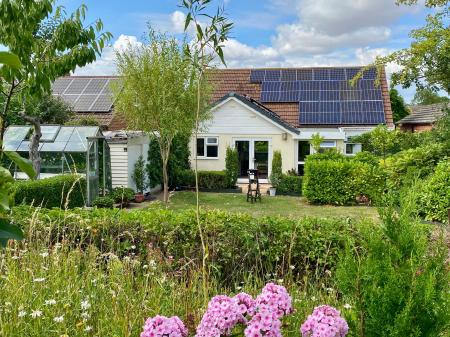 3 bedroom Detached bungalow for sale in Main Street, Ingoldsby, NG33
