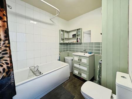 4 bedroom Terraced House for sale in Dudley Road, Grantham, NG31